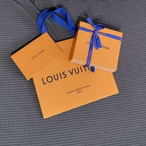 Louis Vuitton Box w Shopping bag